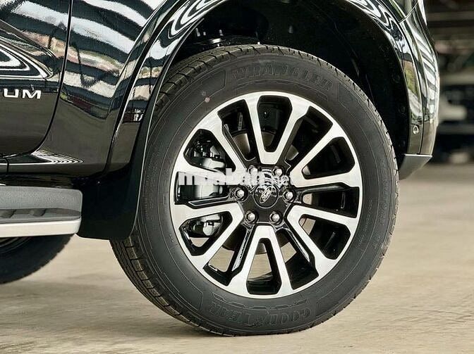 Ford Everest Platinum 2025 4x4 Đen - 13.000 km