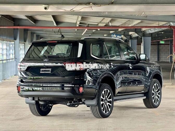 Ford Everest Platinum 2025 4x4 Đen - 13.000 km