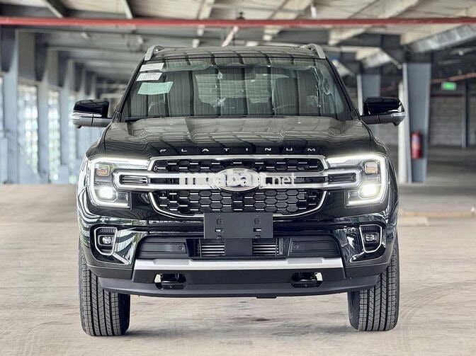 Ford Everest Platinum 2025 4x4 Đen - 13.000 km
