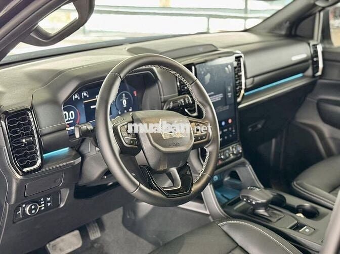 Ford Everest Platinum 2025 4x4 Đen - 13.000 km