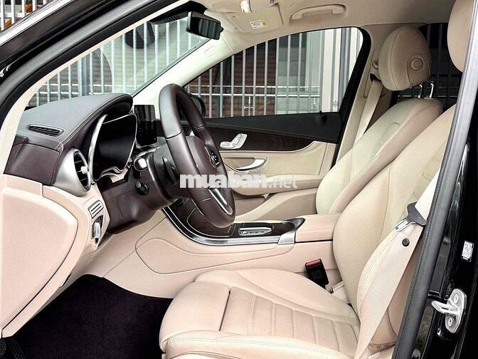 Mercedes GLC200 4Matic đen nt kem sx2022 đi 57k km