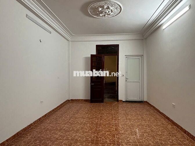 Nhà nguyên căn 35m2/tầng, 3 tầng + 1 tum Ngõ 218 phố Chợ Khâm Thiên