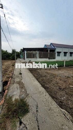 kẹt tiền bán gấp 200m2 . giá 600tr thương lượng