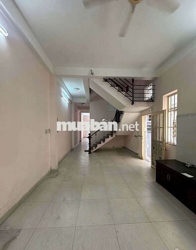 NHÀ HẺM XE HƠI, LÊ THỊ RIÊNG, Q1