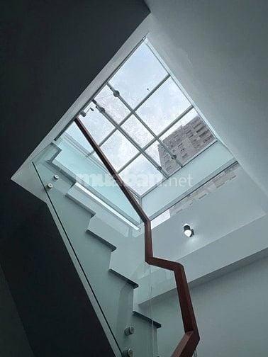 BÁN GẤP NHÀ DT THẬT 51m2 ngang 6,5 dài 8. 4PN 2WC 1 SÂN THƯỢNG