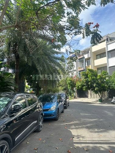 Bán đất nền biệt thự đối diện công viên vị trí cực đẹp giá 51 tỷ 