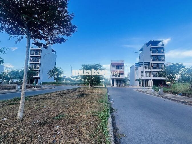 Cần tiền xử lý công việc nên chuyển nhượng đất tại khu đô thị FPT