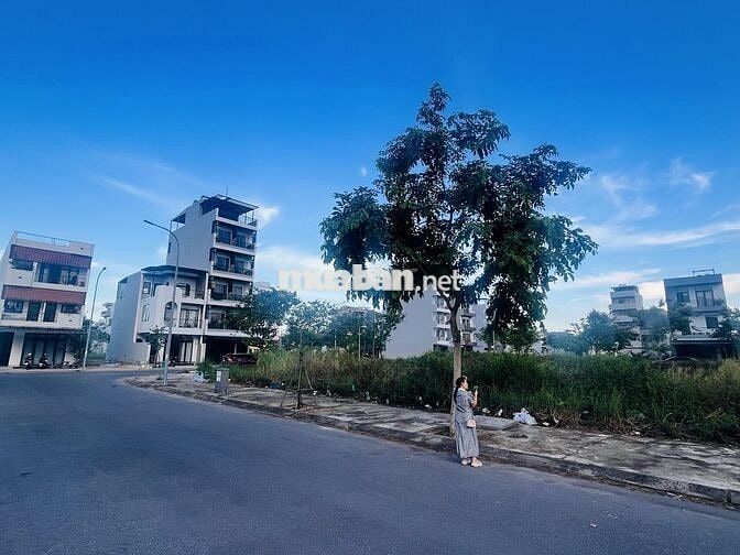 Cần tiền xử lý công việc nên chuyển nhượng đất tại khu đô thị FPT
