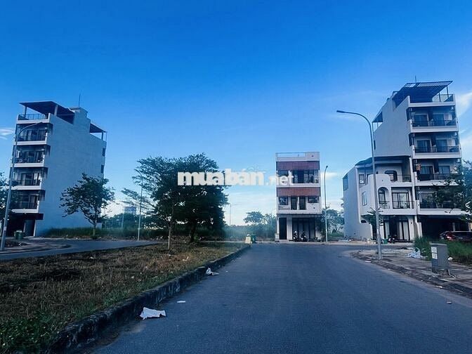 Cần tiền xử lý công việc nên chuyển nhượng đất tại khu đô thị FPT