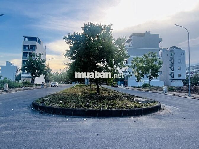 Cần tiền xử lý công việc nên chuyển nhượng đất tại khu đô thị FPT