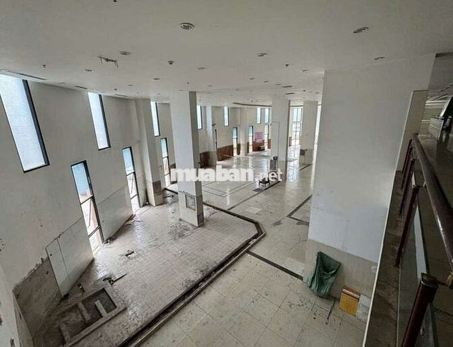 CHO THUÊ 1300M2 ĐẾN 5000M2 DƯỚI CHÂN CHUNG CƯ LẠC LONG QUÂN