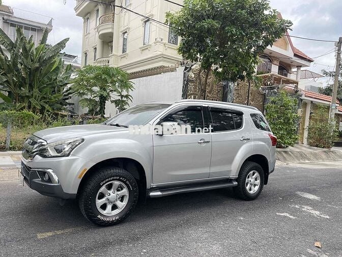 Isuzu Mu-X 7 chỗ Bạc