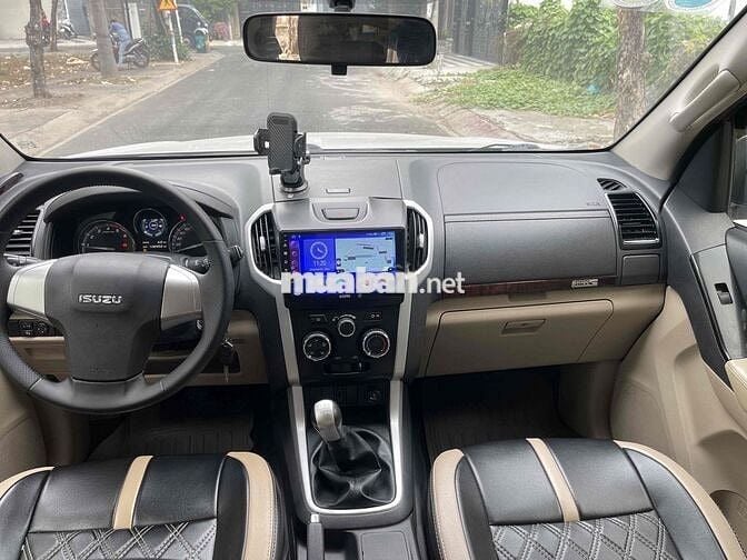 Isuzu Mu-X 7 chỗ Bạc