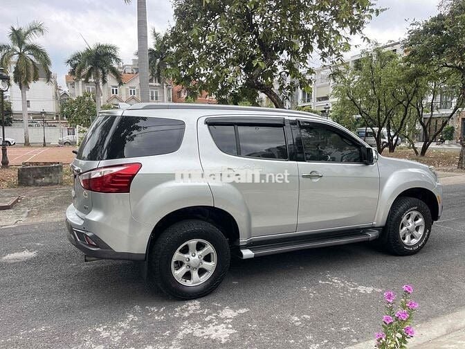 Isuzu Mu-X 7 chỗ Bạc