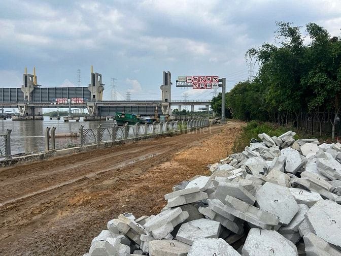 Cho thuê mặt bằng 14.000m2 (105x130m). Mặt tiền đường Nguyễn Hũu Thọ