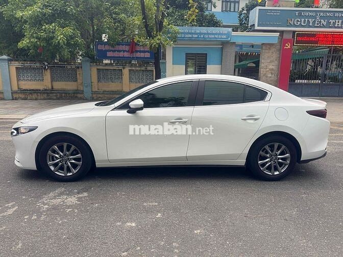 Mazda3 Luxury 2022 Trắng 63000 km xe rất đẹp.