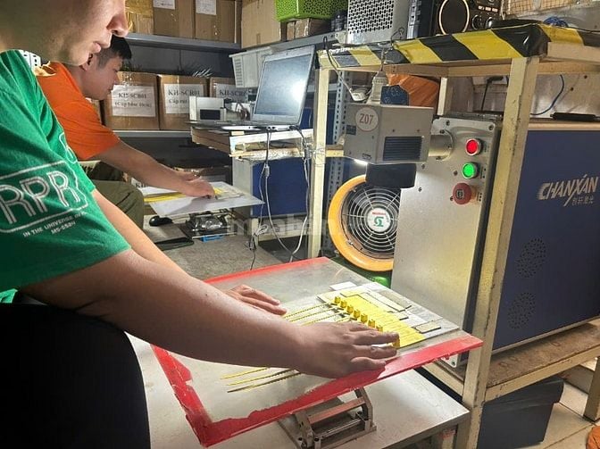 Tuyển 01 Nam in khắc máy lazer + đóng gói tại Thủ Đức ( Đi làm ngay)
