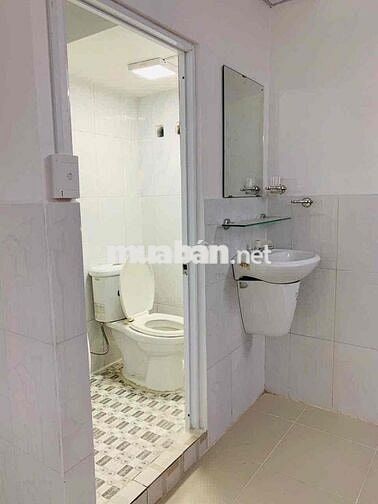 Cho thuê nhà mặt tiền DT 4m5x17 nở hậu 5m3 .1 lầu 2 P .3 wc