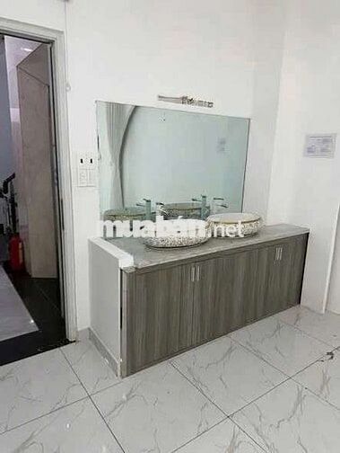 Mặt tiền 3/2, có thang máy 7 tầng