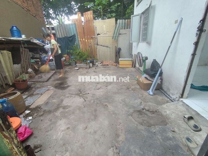 nhà cấp 4 có bãi đỗ xe rộng có khóa cổng an tòan