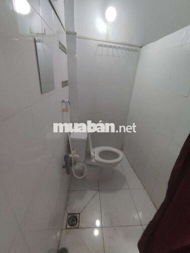 nhà cấp 4 có bãi đỗ xe rộng có khóa cổng an tòan