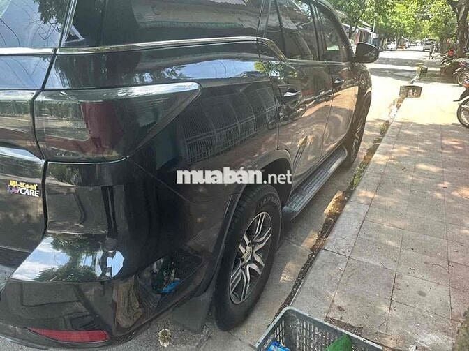 Toyota Fortuner Đen 7 chỗ