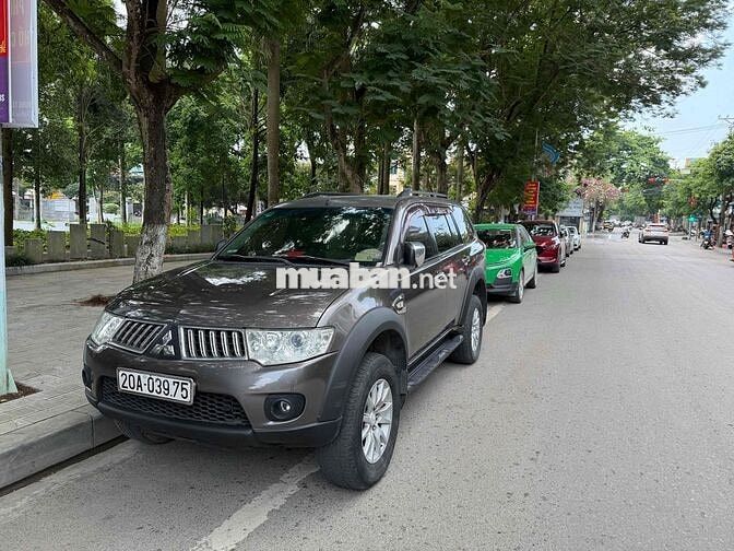 Pajero Sport máy dầu số at zin chất đẹp 7 chỗ
