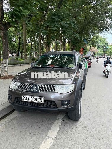 Pajero Sport máy dầu số at zin chất đẹp 7 chỗ