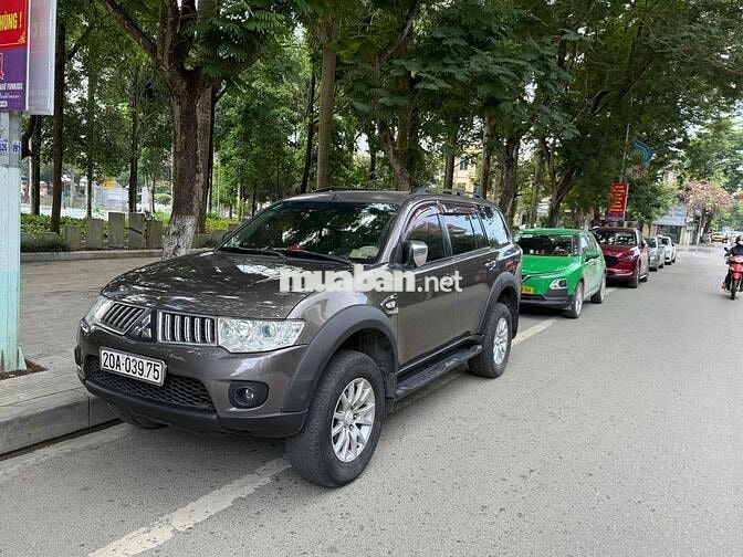 Pajero Sport máy dầu số at zin chất đẹp 7 chỗ