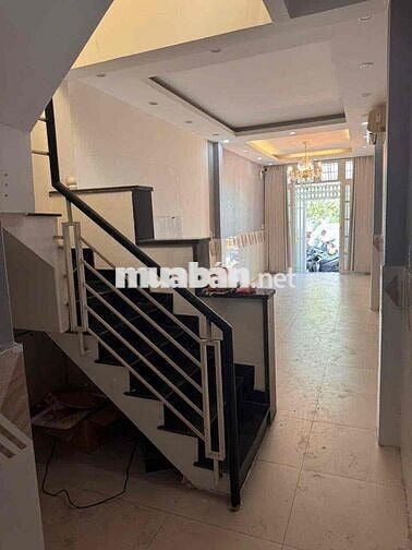 nhà nguyên căn có chổ đậu xe hơi