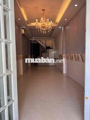 nhà nguyên căn có chổ đậu xe hơi