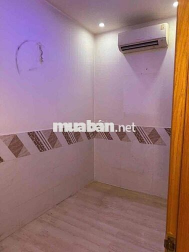 nhà nguyên căn có chổ đậu xe hơi