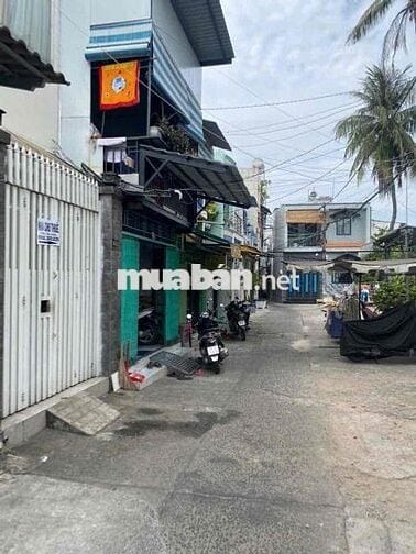 nhà nguyên căn có chổ đậu xe hơi
