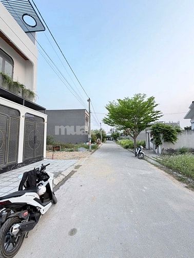 GIẢM 200TR Nhà Gần Vinhomes Hóc Môn, shr, đường nội khu 8m