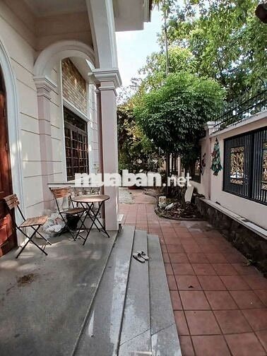 BIỆT THỰ KIỂU PHÁP VIP BÊN SÔNG HBC – 300M² – GARA Ô TÔ – 4PN 