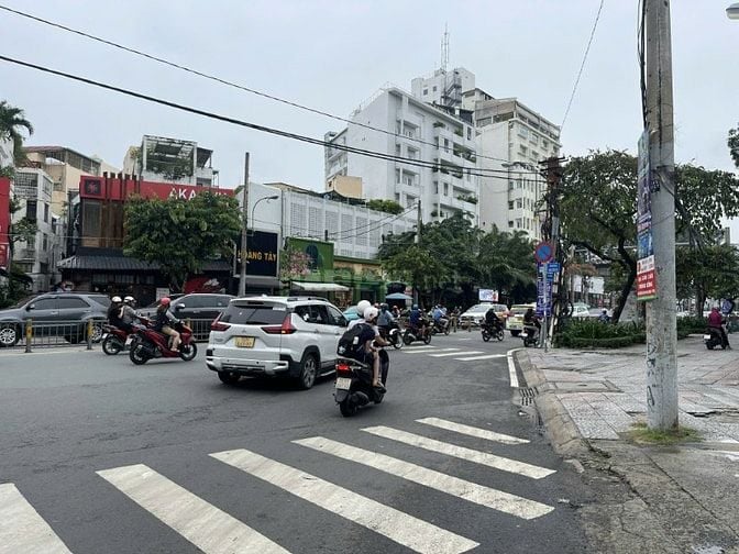 Cho Thuê Nhà GÓC 2MT 67-69 Cách Mạng Tháng 8, Quận 1. 8.5x14, Giá 150 