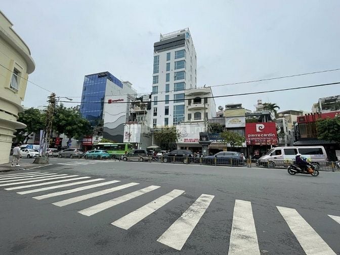 Cho Thuê Nhà GÓC 2MT 67-69 Cách Mạng Tháng 8, Quận 1. 8.5x14, Giá 150 