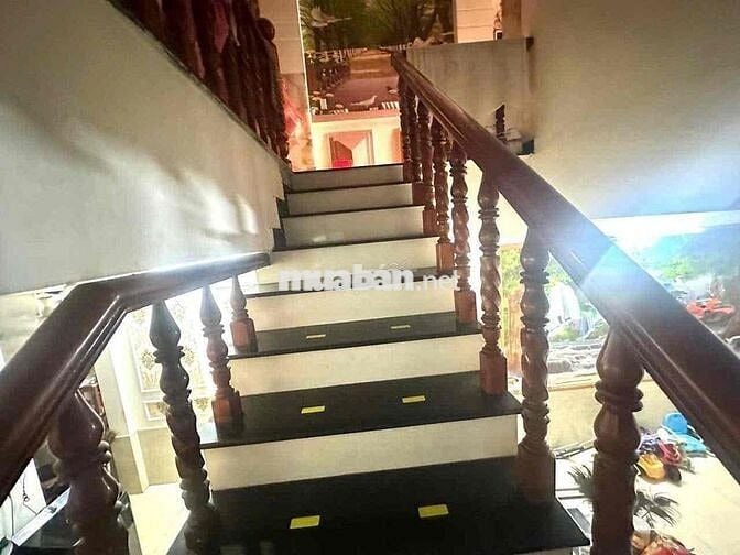 bán nhà 2 tang dt 5x20. đông hoà gần ĐHQG