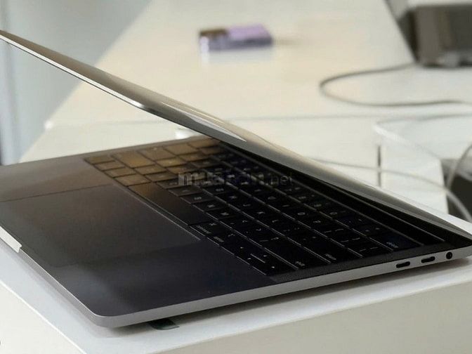 Em cần bán Macbook Pro 13' 2018 Cấu hình: i7 | 2.7 |Ram 16GB |SSD 256g