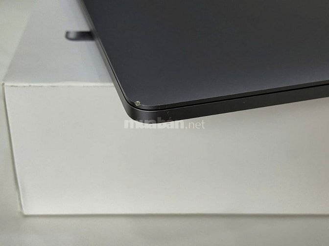 Em cần bán Macbook Pro 13' 2018 Cấu hình: i7 | 2.7 |Ram 16GB |SSD 256g