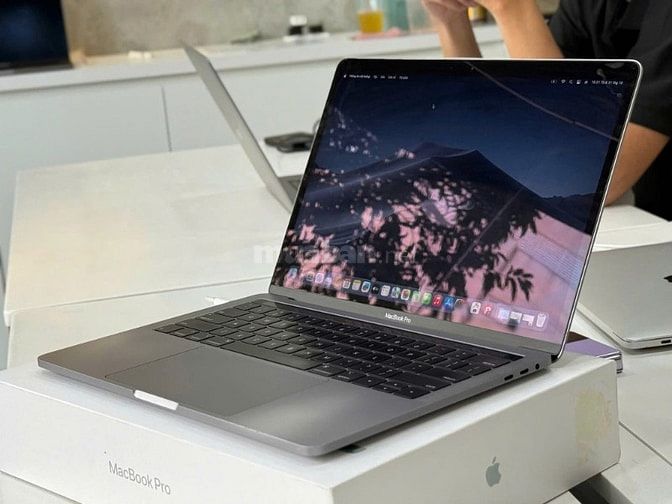 Em cần bán Macbook Pro 13' 2018 Cấu hình: i7 | 2.7 |Ram 16GB |SSD 256g