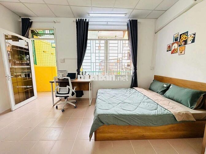 Studio ban công, ngay chợ Hòa Hưng phòng rộng , tầng 1 , đón nắng 