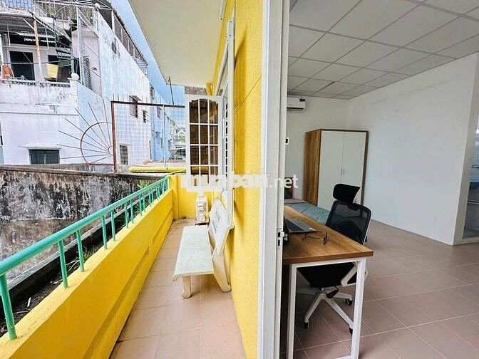 Studio ban công, ngay chợ Hòa Hưng phòng rộng , tầng 1 , đón nắng 