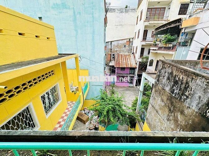 Studio ban công, ngay chợ Hòa Hưng phòng rộng , tầng 1 , đón nắng 