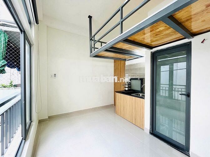 Gác lửng đón nắng cửa sổ thoáng tại Hòa Bình cạnh Đầm Sen