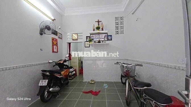 Nhà đúc Bê Tông, kết cấu 4 Tầng, gần đường Xe Tải, sát Mặt Tiền