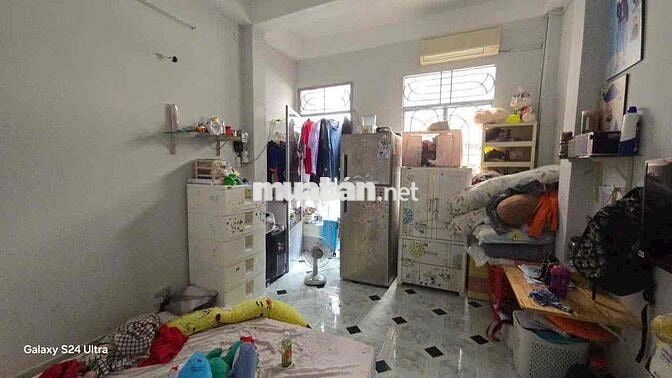 Nhà đúc Bê Tông, kết cấu 4 Tầng, gần đường Xe Tải, sát Mặt Tiền