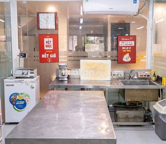 PHỤ BẾP SƠ CHẾ THỊT LỢN KHƯƠNG ĐÌNH