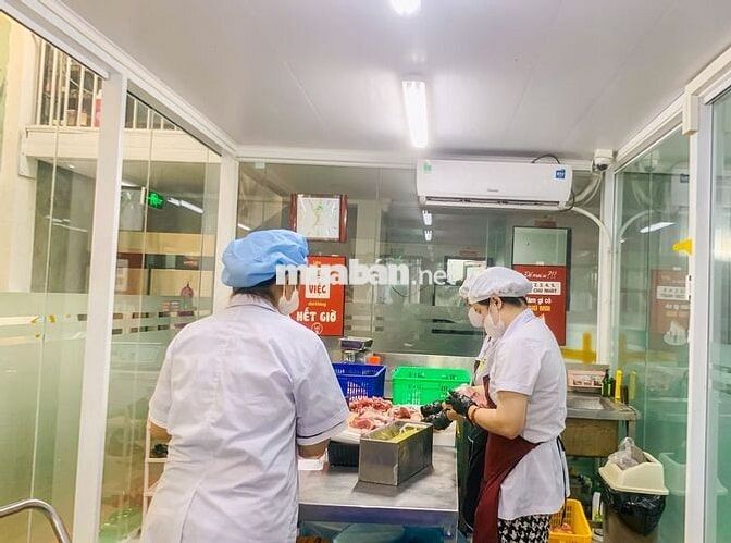 PHỤ BẾP SƠ CHẾ THỊT LỢN KHƯƠNG ĐÌNH