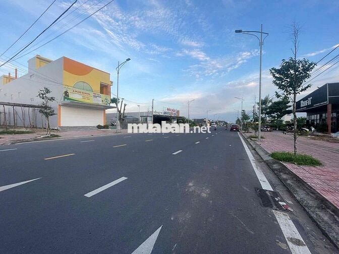 NỀN Ô TÔ CÁCH ĐƯỜNG TÔN ĐỨC THẮNG VÀI CHỤC